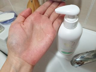 mom e 맘이 내추럴 베이비 케어 샴푸앤바스+로션 — 4점을 준 리뷰어가 2021년 1월 올린 사용 사진