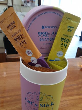 페페로니 맛있는 스틱 - 무항생제 닭고기 15개 + 원양선 참치 15개 — 5점을 준 리뷰어가 2021년 9월 올린 사용 사진