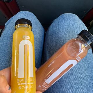 BLENDY'S 핑크 스무디+블론디 스무디 — 5점을 준 리뷰어가 2021년 11월 올린 사용 사진