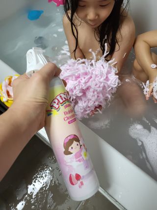주식회사 권브라더스 [권브라더스] 목욕놀이 필수템, 핑키공주 유아버블클렌저 300ml 대용량 몽글몽글 구름 속 딸기향 — 5점을 준 리뷰어가 2022년 1월 올린 사용 사진