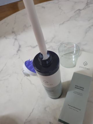 유메이 웰니스 샴푸 + 유메이 스칼프 브러쉬 — 5점을 준 리뷰어가 2021년 12월 올린 사용 사진