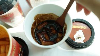 유비쿡 컵떡볶이 매운컵떡볶이2개/ 짜장컵떡볶이 2개  총 4개세트 — 5점을 준 리뷰어가 2021년 6월 올린 사용 사진