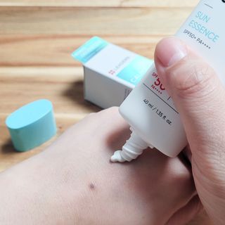 리더스코스메틱 리더스 카밍 바이오틱스 선 에센스 SPF 50+ PA++++ — 5점을 준 리뷰어가 2022년 5월 올린 사용 사진