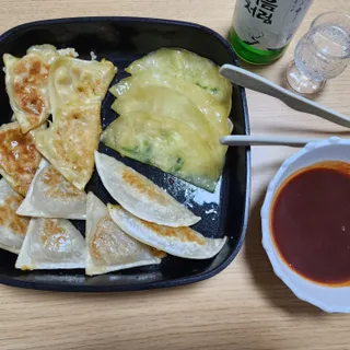 (주)성경순만두 곤약만두.콘치즈만두,삼각당면만두,당면 야끼만두,대구전통 납작만두,떡뽁이 매콤소스,달콤소스 — 4점을 준 리뷰어가 2023년 6월 올린 사용 사진