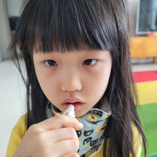 [후르디아] 올리브영 착한보습 비건 립버터 2종 — 5점을 준 리뷰어가 2023년 1월 올린 사용 사진