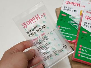 [큐어반H 스팟] 자외선 99프로 차단되는 스틱타입 스팟밴드(1팩 / 66매입) — 5점을 준 리뷰어가 2022년 12월 올린 사용 사진