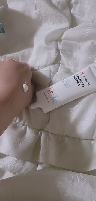 리더스코스메틱 리더스 카밍 바이오틱스 선 에센스 SPF 50+ PA++++ — 5점을 준 리뷰어가 2022년 6월 올린 사용 사진