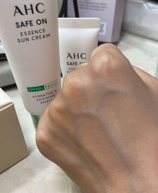 [AHC] 세이프온 에센스 선크림 올리브영 스페셜 증정 기획세트 — 5점을 준 리뷰어가 2022년 6월 올린 사용 사진