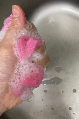 위케어 일회용 향균 수세미 50매 2롤 세트 총 100매 Pink — 5점을 준 리뷰어가 2021년 2월 올린 사용 사진