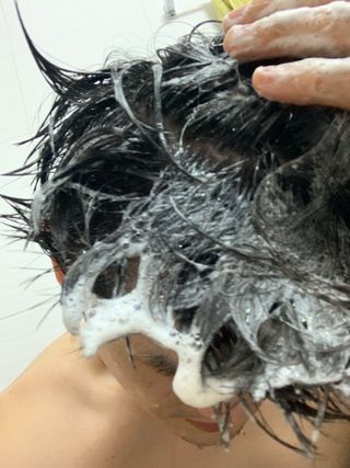 코스모먼트 부스티모 부스팅샴푸60ml + 비듬세정 진정샴푸50ml — 5점을 준 리뷰어가 2022년 1월 올린 사용 사진