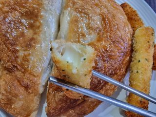 디케이식품(주) 고르곤졸라&모짜렐라 치즈스틱 400g — 5점을 준 리뷰어가 2023년 3월 올린 사용 사진