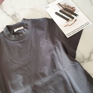 로서울 High Neck T-Shirt Navy, Gray — 5점을 준 리뷰어가 2021년 5월 올린 사용 사진