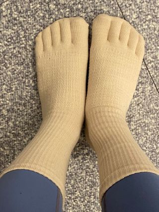 카우아이 필라테스 기어 / 스튜디오 운동을 도와주는 일체형 논슬립 발가락 양말 — 5점을 준 리뷰어가 2021년 2월 올린 사용 사진