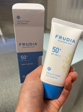 틱톡 [후르디아] 백탁NO! 화잘먹 수분광 선 에센스✨ — 5점을 준 리뷰어가 2023년 5월 올린 사용 사진