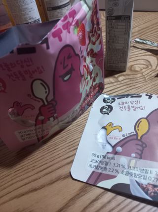 스낵스 와그작후루룩 3종_카카오2봉+아몬드2봉+딸기2봉 (총 6봉) — 5점을 준 리뷰어가 2024년 3월 올린 사용 사진