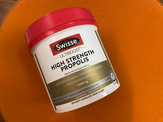Swisse 스위스 고함량 프로폴리스 2,000mg 210정 — 3점을 준 리뷰어가 2021년 11월 올린 사용 사진