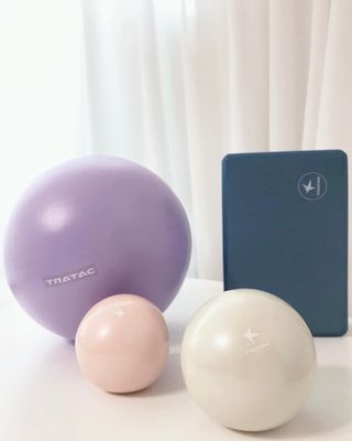 [트라택] 홈 필라테스 SET [미니짐볼+웨이트볼(0.5kg&1kg+요가블럭] — 5점을 준 리뷰어가 2022년 7월 올린 사용 사진