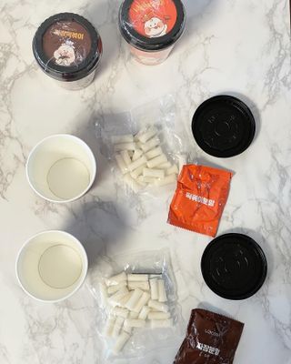 유비쿡 컵떡볶이 매운컵떡볶이2개/ 짜장컵떡볶이 2개  총 4개세트 — 5점을 준 리뷰어가 2021년 5월 올린 사용 사진