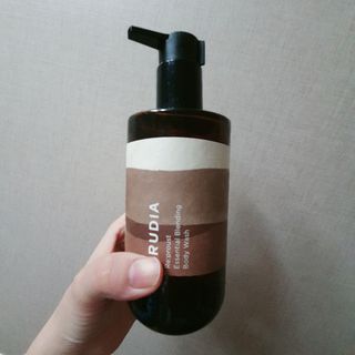 틱톡 [후르디아] 올리브영 아로마 비건 바디워시1종+바디로션1종 (그리너리) — 5점을 준 리뷰어가 2022년 11월 올린 사용 사진