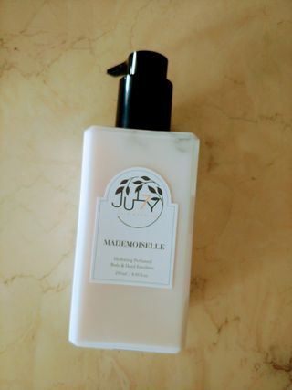 줄라이 모닝 _ JULY MORNING 줄라이모닝 하이드레이팅 퍼퓸드 바디앤핸드 에멀젼 — 5점을 준 리뷰어가 2022년 3월 올린 사용 사진