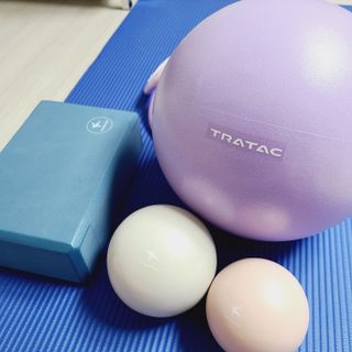 [트라택] 홈 필라테스 SET [미니짐볼+웨이트볼(0.5kg&1kg+요가블럭] — 5점을 준 리뷰어가 2022년 7월 올린 사용 사진