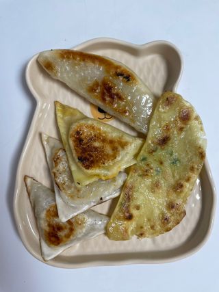 (주)성경순만두 곤약만두.콘치즈만두,삼각당면만두,당면 야끼만두,대구전통 납작만두,떡뽁이 매콤소스,달콤소스 — 4점을 준 리뷰어가 2023년 4월 올린 사용 사진