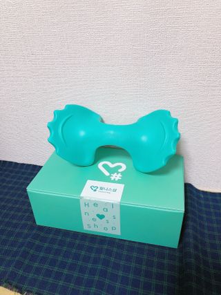 힐니스북 [힐마이넥]   거북목 통증완화를 위한 휴대용 목 안마기 — 5점을 준 리뷰어가 2022년 12월 올린 사용 사진