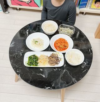 상상e상 아델라 LPM 원목다리 원형 테이블 — 5점을 준 리뷰어가 2021년 12월 올린 사용 사진