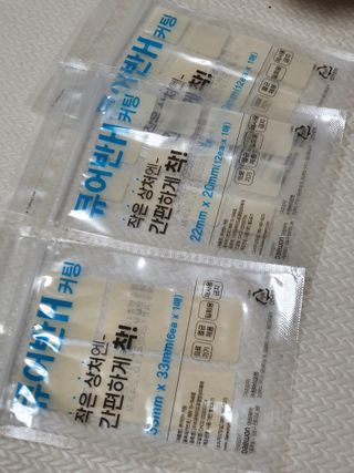 [큐어반H 커팅] 간편하게 떼서 쓰는 자외선차단 습윤밴드 (1팩/30매입) — 5점을 준 리뷰어가 2022년 11월 올린 사용 사진