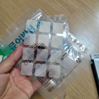 [큐어반H 커팅] 간편하게 떼서 쓰는 자외선차단 습윤밴드 (1팩/30매입) — 5점을 준 리뷰어가 2022년 11월 올린 사용 사진