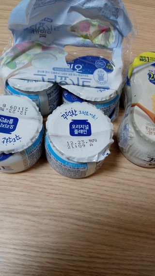 매일바이오 그릭요거트 오리지널 플레인 4개, 로스터리 커피믹스 4개 — 5점을 준 리뷰어가 2021년 12월 올린 사용 사진