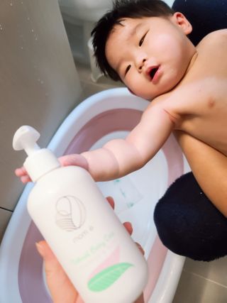 mom e 맘이 내추럴 베이비 케어 샴푸앤바스+로션 — 5점을 준 리뷰어가 2021년 1월 올린 사용 사진