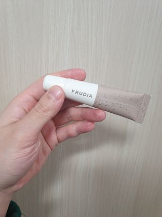 [후르디아] 올리브영 착한보습 비건 립버터 2종 — 5점을 준 리뷰어가 2022년 12월 올린 사용 사진