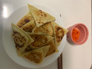 (주)성경순만두 곤약만두.콘치즈만두,삼각당면만두,당면 야끼만두,대구전통 납작만두,떡뽁이 매콤소스,달콤소스 — 5점을 준 리뷰어가 2023년 4월 올린 사용 사진