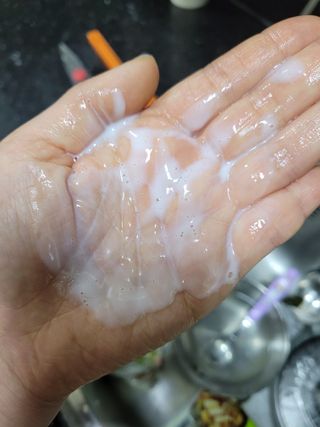 유메이 웰니스 샴푸 + 유메이 스칼프 브러쉬 — 5점을 준 리뷰어가 2022년 1월 올린 사용 사진
