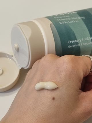 [후르디아] 올리브영 저자극 비건바디로션 — 5점을 준 리뷰어가 2023년 1월 올린 사용 사진