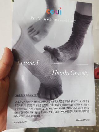 카우아이 필라테스 기어 / 스튜디오 운동을 도와주는 일체형 논슬립 발가락 양말 — 5점을 준 리뷰어가 2021년 2월 올린 사용 사진