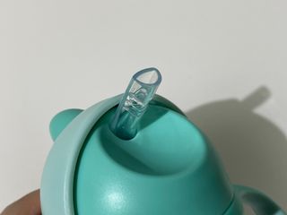 유비맘 트라이탄 코니빨대컵_컬러 랜덤 발송 — 5점을 준 리뷰어가 2021년 3월 올린 사용 사진