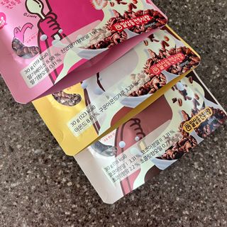 스낵스 와그작후루룩 3종_카카오2봉+아몬드2봉+딸기2봉 (총 6봉) — 5점을 준 리뷰어가 2024년 3월 올린 사용 사진