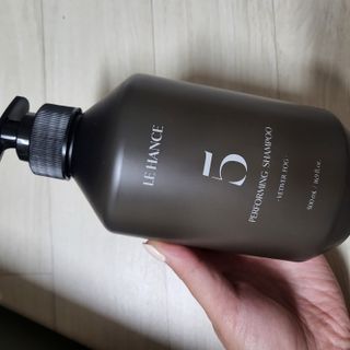 르핸스 퍼포밍 5 샴푸 비반트 포렛/베티버 포그 — 4점을 준 리뷰어가 2022년 12월 올린 사용 사진
