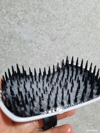 온가족 시원한샴푸 깨끗한두피 샴푸브러쉬 두피스케일링 히트팡블랙에디션 — 5점을 준 리뷰어가 2021년 8월 올린 사용 사진
