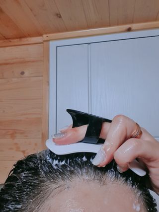 온가족 시원한샴푸 깨끗한두피 샴푸브러쉬 두피스케일링 히트팡블랙에디션 — 5점을 준 리뷰어가 2021년 8월 올린 사용 사진