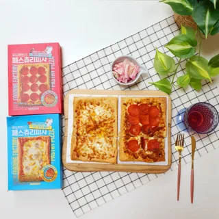 [푸딩팩토리] 페스츄리 피자 4종 택3_파이브 치즈/페퍼로니 비프칠리/고추베이컨 포테이토/허니고르곤졸라 — 5점을 준 리뷰어가 2022년 6월 올린 사용 사진
