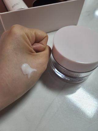 프리마인 바르기만 하면 철벽 스킨케어+24시간 마스크팩 효과. 셀라브 리제너레이팅 시스템 부스터+크림 세트 — 5점을 준 리뷰어가 2023년 6월 올린 사용 사진