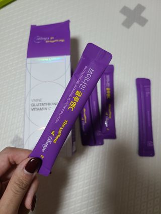 브이나인 글루타치온 비타민C 콜라겐 세라마이드 14포 1BOX — 5점을 준 리뷰어가 2022년 8월 올린 사용 사진