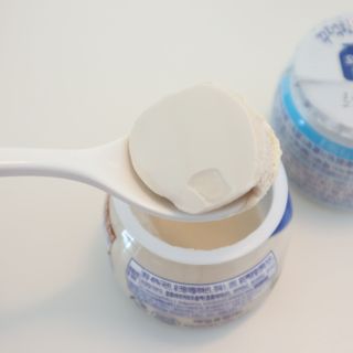 매일바이오 그릭요거트 오리지널 플레인 4개, 로스터리 커피믹스 4개 — 4.5점을 준 리뷰어가 2021년 12월 올린 사용 사진