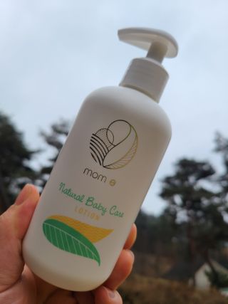 mom e 맘이 내추럴 베이비 케어 샴푸앤바스+로션 — 5점을 준 리뷰어가 2021년 1월 올린 사용 사진