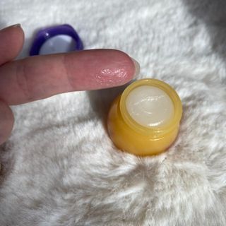 틱톡 [후르디아] 튼입술해결템 올리브영 블루베리 하이드레이팅 허니 립밤 — 5점을 준 리뷰어가 2024년 3월 올린 사용 사진