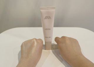 프리마인 선크림만 바꿨을 뿐인데 매일 물 2L챙겨먹고 기초케어 완벽하게 한 물빛피부 완성,셀라브UV프로텍터 — 5점을 준 리뷰어가 2023년 8월 올린 사용 사진