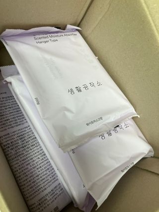 [네이버 /생활공작소] 향기 제습제 옷걸이형 습기제거제 — 5점을 준 리뷰어가 2024년 8월 올린 사용 사진